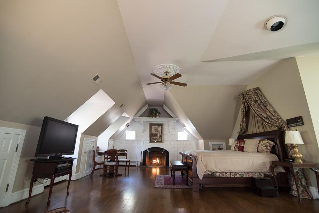 Stafford House Bed & Breakfast Феърфакс Екстериор снимка