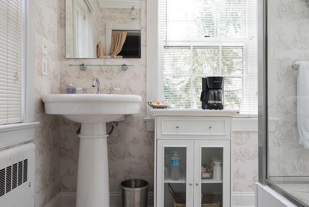 Stafford House Bed & Breakfast Феърфакс Екстериор снимка