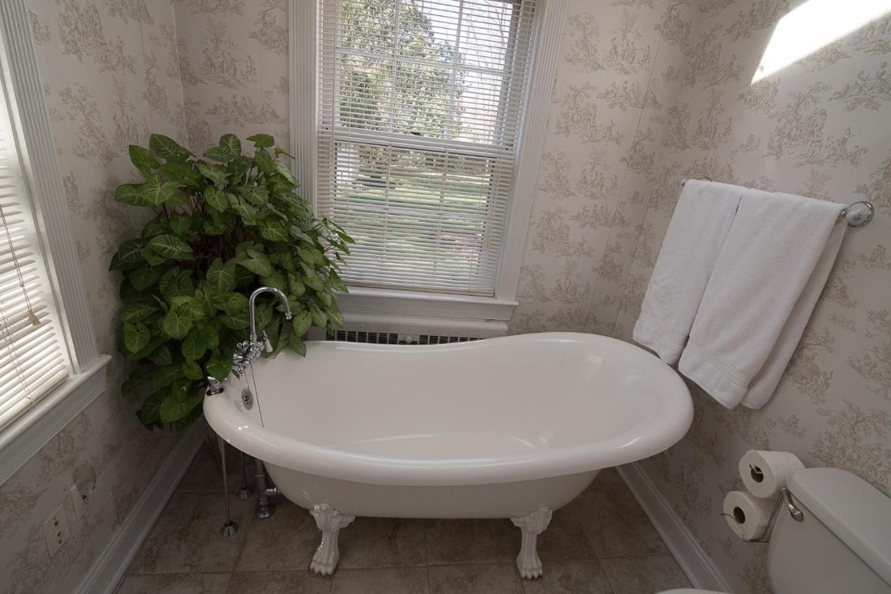 Stafford House Bed & Breakfast Феърфакс Екстериор снимка